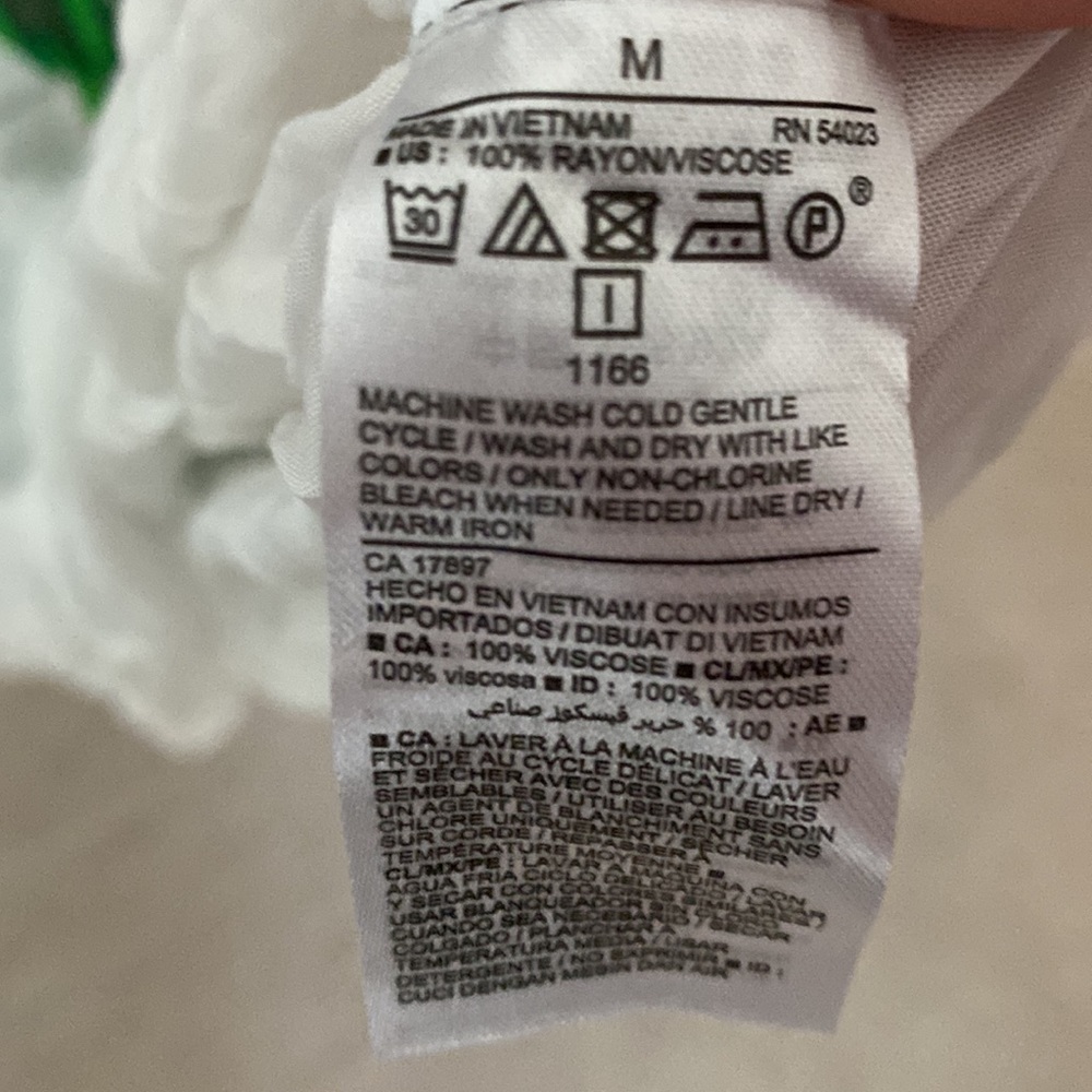 Old navy womens blouse jungle print. Size M - Picture 4 of 4